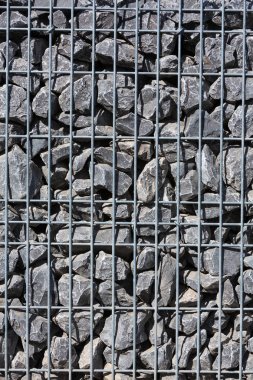 kutusu içinde gri taşlarla