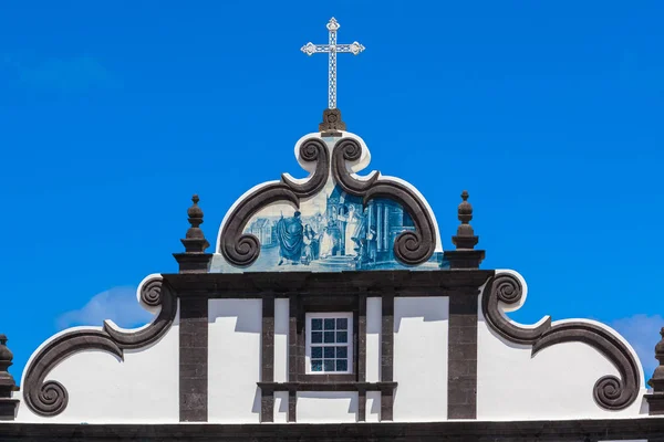 Telhado da igreja com crucifixo — Fotografia de Stock