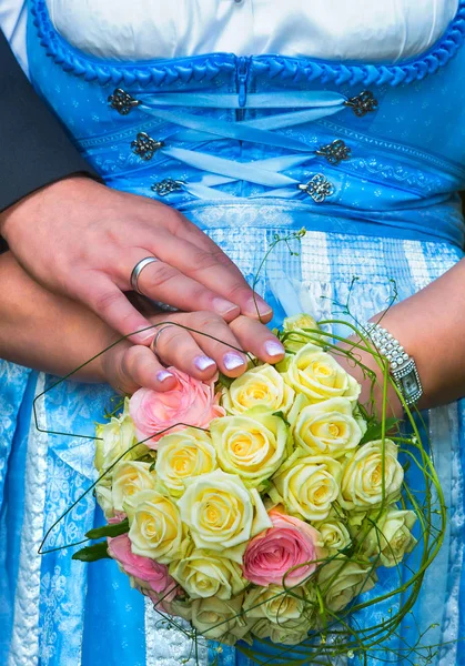 결혼 반지와 손 — 스톡 사진