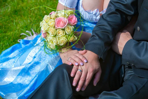 신선한 결혼된 coulpe 손을 잡으십시오 — 스톡 사진
