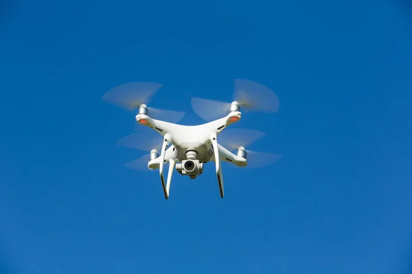 Drone repül a kék ég — Stock Fotó