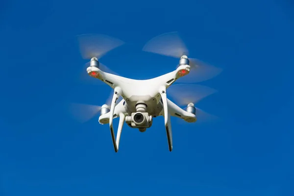 Felügyeleti drone a levegőben — Stock Fotó