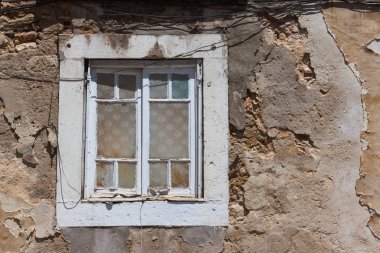 bir cephe üzerinde eski pencere