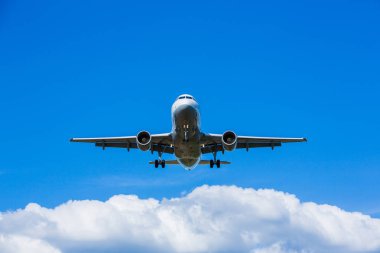 mavi gökyüzüne doğru yükselen uçak