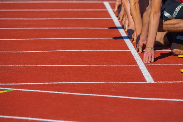 Starta line i en stadion med händer — Stockfoto