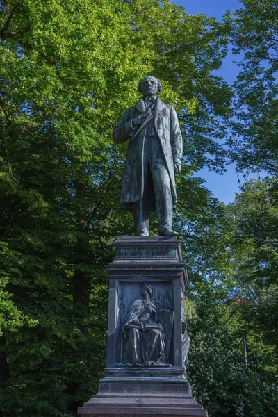 路德维希 Uhland 纪念碑在 Tuebingen — 图库照片