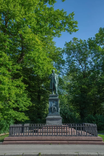 路德维希 Uhland 纪念碑在 Tuebingen — 图库照片