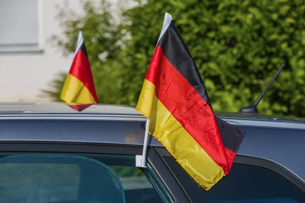 Drapeaux nationaux sur une voiture — Photo