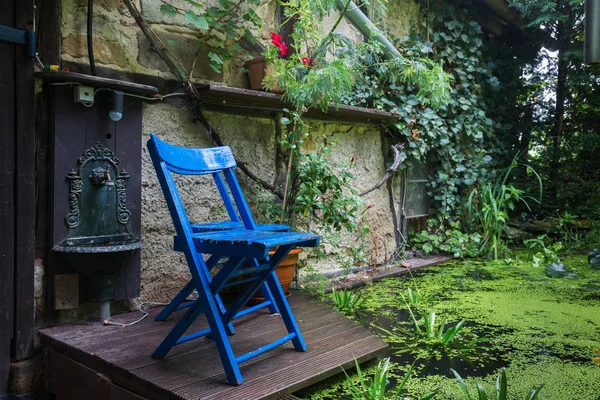 Cadeiras azuis em um jardim — Fotografia de Stock