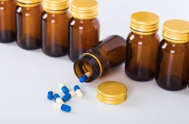 ilaç ve ilaç şişeleri