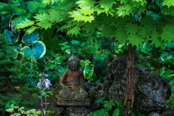 Zen Bahçesi Buda heykeli ile — Stok fotoğraf