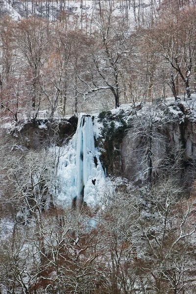 Cascada congelada en invierno — Foto de Stock