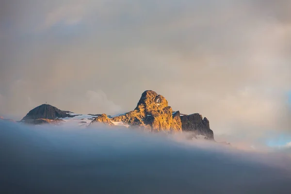 Cumbre de la montaña en las nubes —  Fotos de Stock