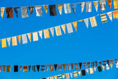 Mavi gökyüzü ve bayrakları