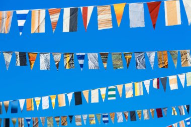 mavi gökyüzünde bayrakları