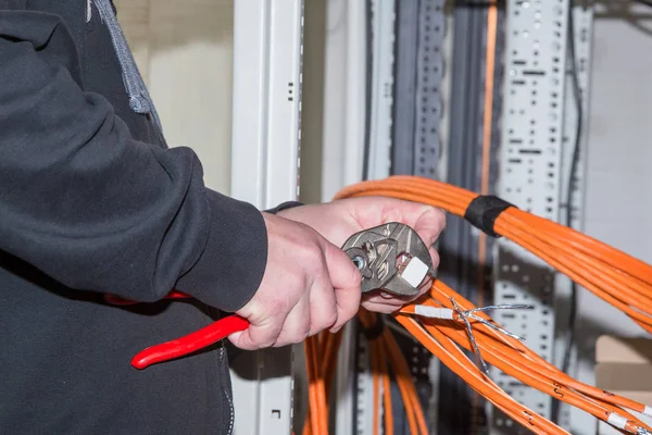 Cables get connected — Stock Photo, Image