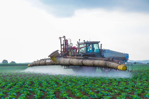 Ciągnika spraye weed killer glyphosat na pole — Zdjęcie stockowe