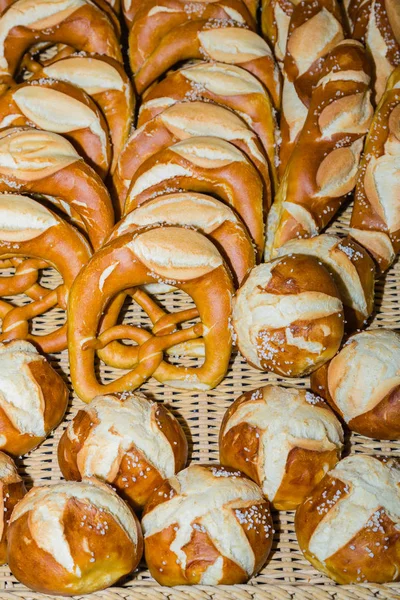 Pretzels en una pantalla — Foto de Stock