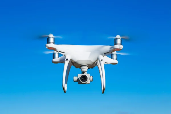 Drone voando no céu azul — Fotografia de Stock