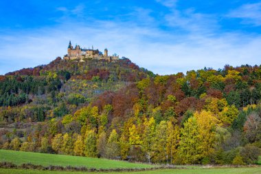 Herbstwald beim Schlothe Hohenzollern