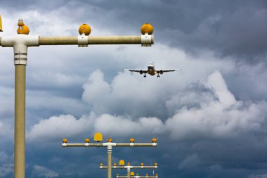 uçak havaalanına yaklaşırken