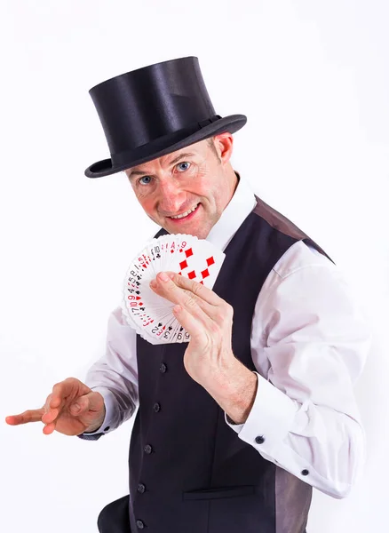 Mago muestra una baraja de cartas — Foto de Stock