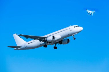 Beyaz jet mavi gökyüzünde İHA ile karşılaşıyor
