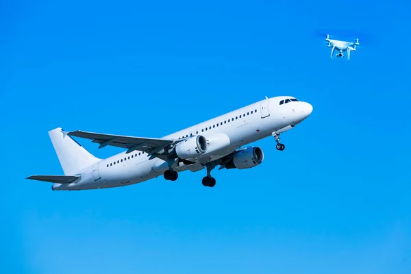 Fehér Repülő Levegőben Találkozik Drónnal Kék Égen — Stock Fotó