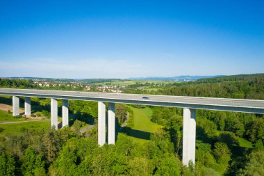 Almanya 'da Stuttgart yakınlarındaki Aichtal Vadisi' nde beton viyadük inşaatı