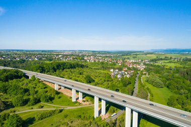 Almanya 'da Stuttgart yakınlarındaki Aichtal Vadisi' nde beton viyadük inşaatı