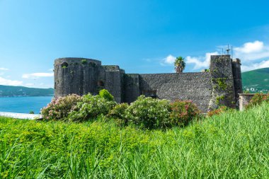 Adriyatik 'teki eski Türk kalesinin manzarası.