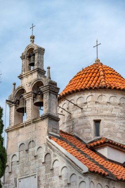 Antik Bizans tarzı kilise. Güney Adriyatik 'te çan kulesi ve çanları var..