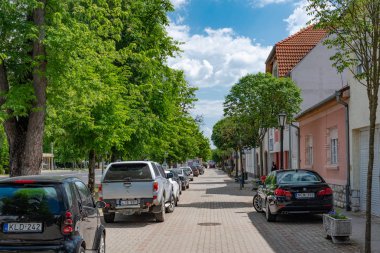 Harkany / Macaristan - 05.08.2018: Sakin ve sakin bir tatil beldesi olan Harkany 'nin sokakları, hala çok az turistin bulunduğu ilkbaharda.