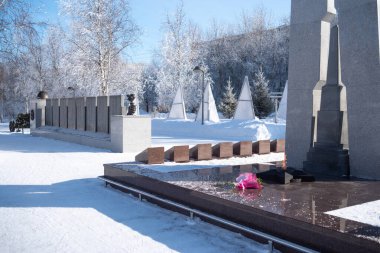 Surgut, Khanty-Mansi Özerk Okrug, Rusya - 02.29.2020: Rusya 'da devrime ve İkinci Dünya Savaşı' na adanmış anıt kompleksi her şehirde.