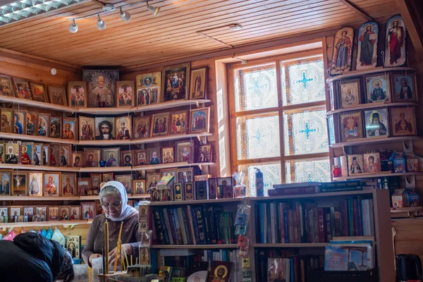 Saleswoman Dans Boutique Icônes Religion Sur Fond Des Étagères Avec — Photo