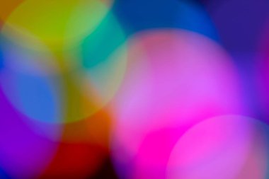 Farklı parlaklık ve eğimlere sahip çok renkli çemberlerden ve sektörlerden soyut arkaplan.