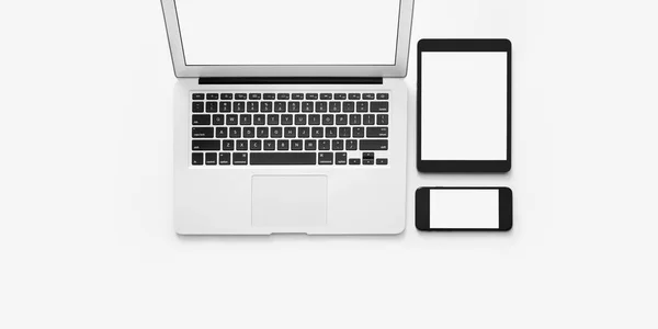 Bärbar tablett och smartphone på vit bakgrund — Stockfoto