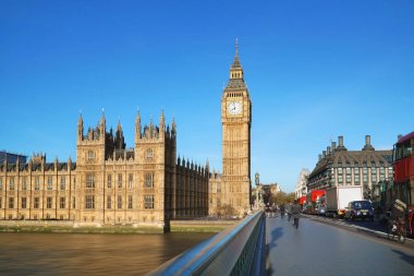 Londra, İngiltere. Big Ben ve Westminster Köprüsü kırmızı otobüs ile.