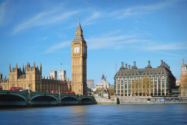Londres, Reino Unido. Big Ben e a Ponte Westminster com autocarros vermelhos . — Fotografia de Stock