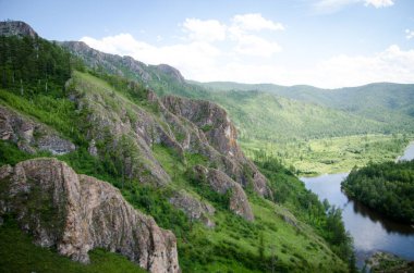 Cliff dağlar orman Nehri