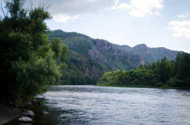  Dağlardaki güzel nehir