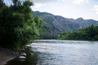  Dağlardaki güzel nehir