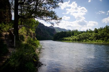  Dağlardaki güzel nehir