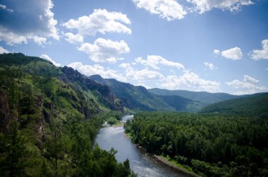  Dağlardaki güzel nehir