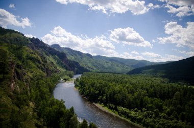  Dağlardaki güzel nehir