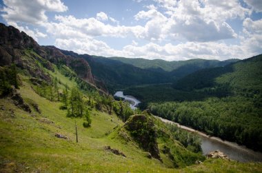  Dağlardaki güzel nehir