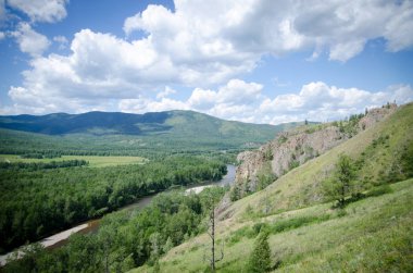  Dağlardaki güzel nehir