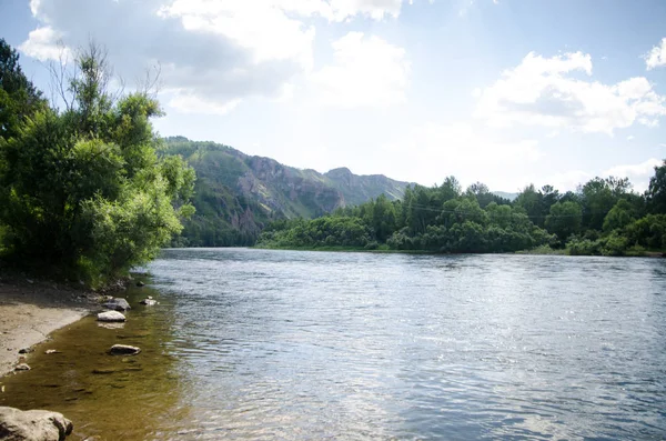  Dağlardaki güzel nehir