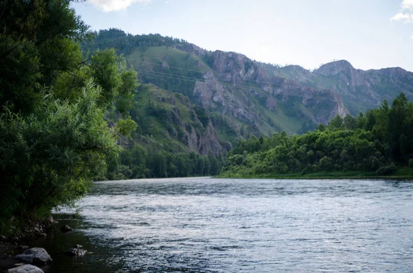 Dağlardaki güzel nehir