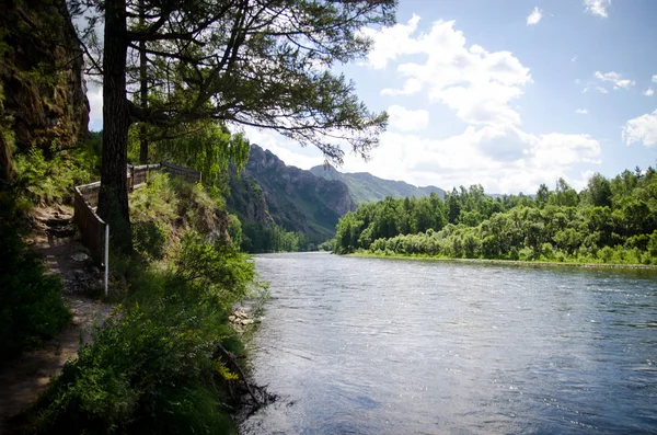  Dağlardaki güzel nehir